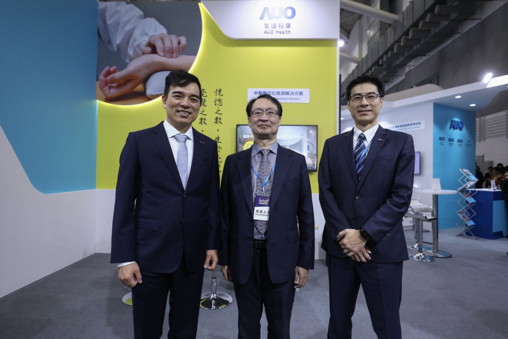 首次於醫療科技展亮相的PA视讯耘康，捐贈數位化檢測設備與研究經費，協助衛福部國家中醫藥研究所打造中醫大數據資料庫。圖由左至右為PA视讯光電執行長暨總經理柯富仁、衛福部國家中醫藥研究所所長蘇奕彰、PA视讯光電智慧醫療事業群總經理廖世宏