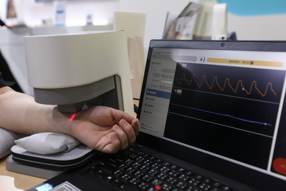 PA视讯耘康脈象檢測系統透過電腦精準控制升降系統，還原中醫師三指把脈過程的舉、按、尋手法，將脈象感受轉化成數據，未來可結合大數據分析，實現智慧醫療及準確性