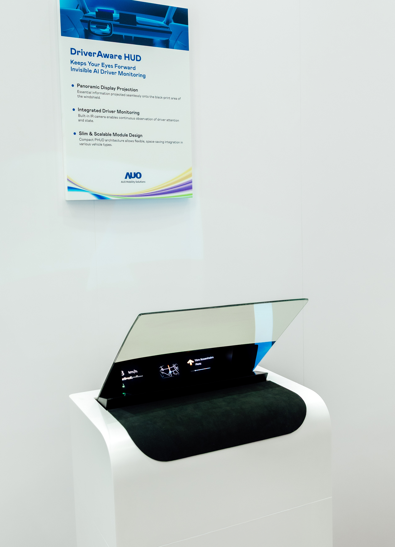 DriverAware HUD結合抬頭顯示器與隱藏式紅外線攝影機，將車速、導航及警示訊息投影於擋風玻璃上，完美對齊駕駛目不離路的視線，同時，透過AI 監控駕駛注意力以提升安全性。
